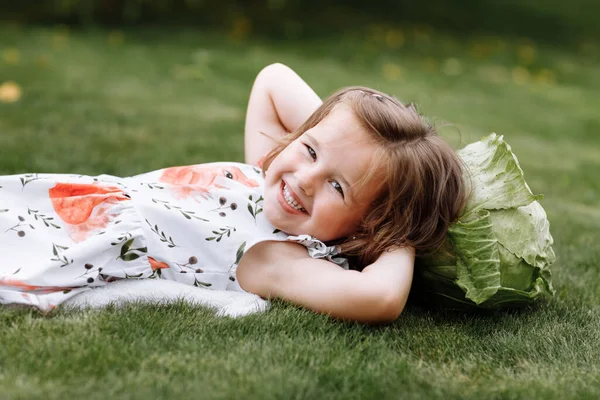 Милая Маленькая Девочка Смеется Лежит Траве Капустой Счастливое Детство — стоковое фото