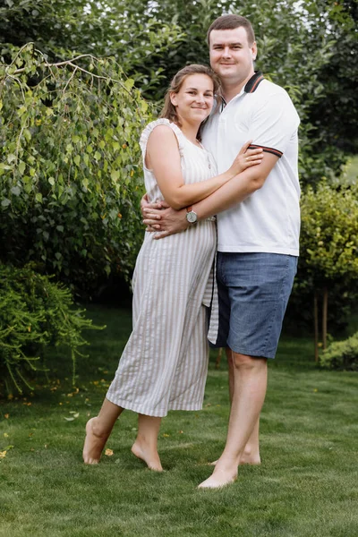 Feliz Jovem Casal Beijando Abraçando Livre Dia Verão Mulher Homem — Fotografia de Stock