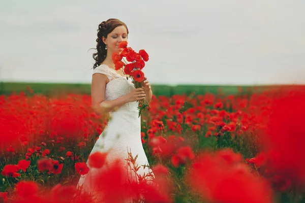 Sposa Abito Bianco Con Bouquet Papaveri Rossi Tempo Tramonto Caldo — Foto Stock