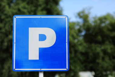 Yol kenarındaki Avrupa Otoparkı tabelası. Park tabelası. metin için yer.