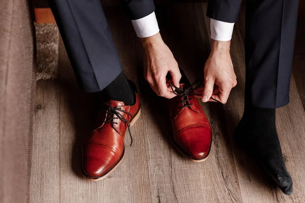 Adamı Işe Hazırlanıyor Ayakkabılarını Giyiyor Adam Kahverengi Ayakkabılarını Giyer — Stok fotoğraf