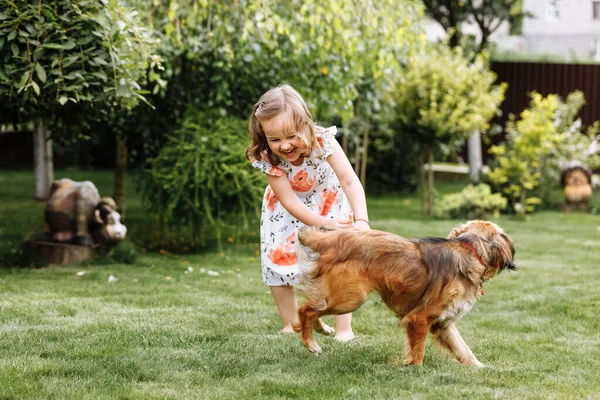 Cute Little Girl Playing Her Pet Dog Outdooors Grass Home — Stock Photo, Image