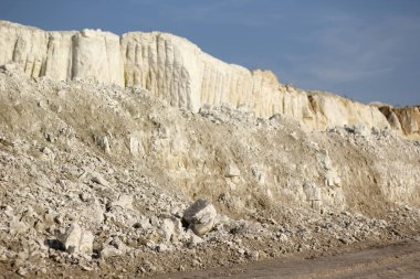 Endüstriyel kum ocağı. Kum çukuru. İnşaat için özel kum. İnşaat endüstrisi.