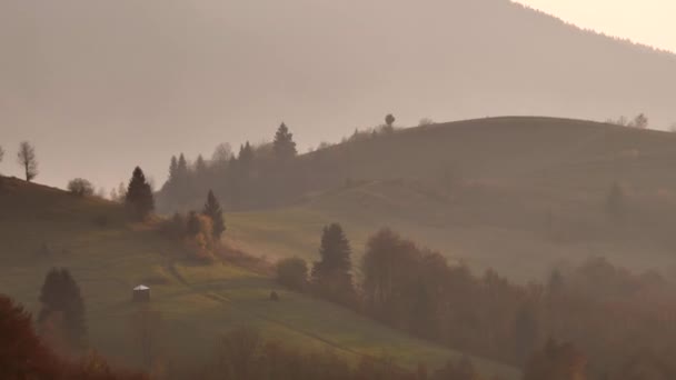 Panorama van de bergketen bij zonsopgang. silhouet van bergen. mistige ochtendbergen. hellingen van bergketens — Stockvideo