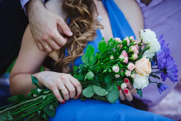 Nur verheiratete Paar hände.Strauß unterer Rosen — Stockfoto