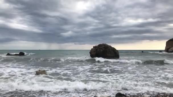 Fondo marino vicino alle rocce. mano delle donne si mostra via nel mare — Video Stock