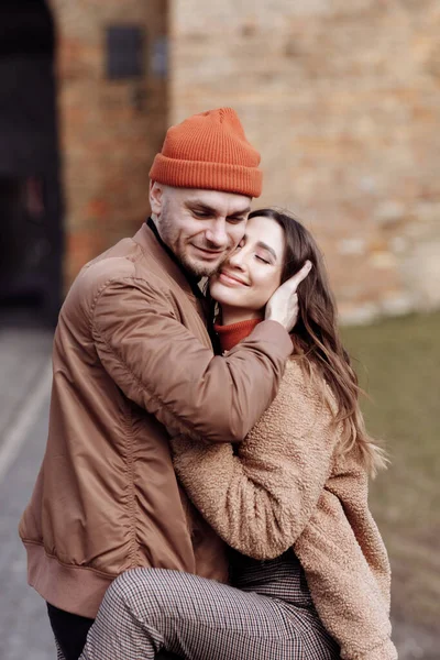 Casal Turístico Bonito Amor Andando Rua Juntos Jovem Feliz Mulher — Fotografia de Stock