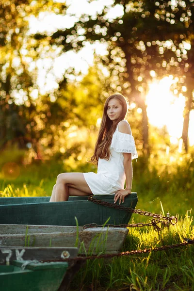 Verão Beleza Livre Retrato Sexy Jovem Mulher Vestido Branco Pôr — Fotografia de Stock