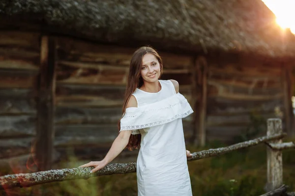 Verão Beleza Livre Retrato Sexy Jovem Mulher Vestido Branco Pôr — Fotografia de Stock