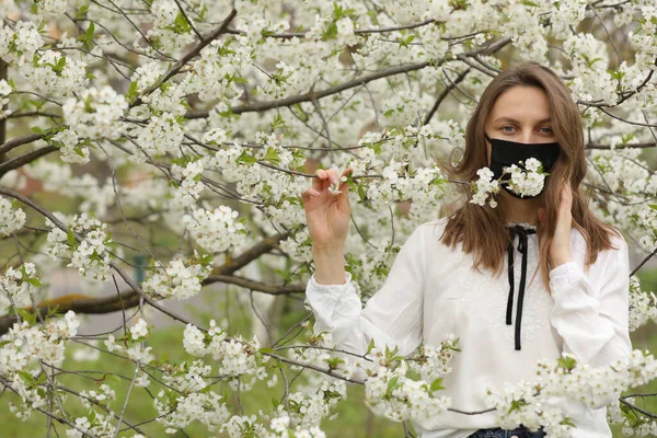 Дівчина Алергією Квіти Медичній Масці Торкається Квітучої Гілки Вишневого Дерева — стокове фото