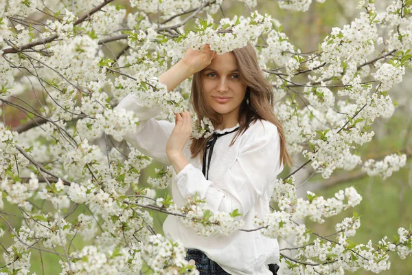 Porträtt Lycklig Flicka Vårblommor Vacker Ung Flicka Med Blommor Bukett — Stockfoto