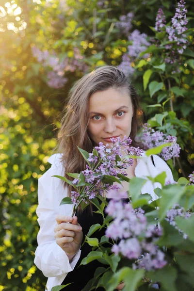 Irreal Linda Mulher Bonita Andando Verde Florido Primavera Jardim Lavanda — Fotografia de Stock