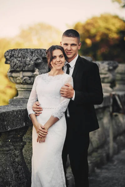 Bello Sposo Sua Sposa Carina Sul Vecchio Balcone Fotografia Nozze — Foto Stock