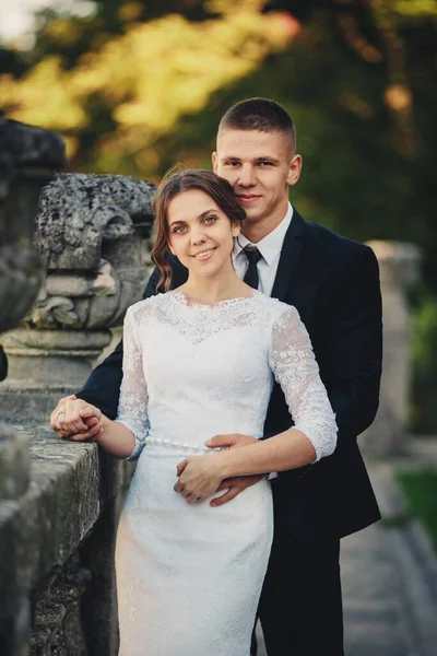 Schöner Bräutigam Und Seine Süße Braut Auf Dem Alten Balkon — Stockfoto