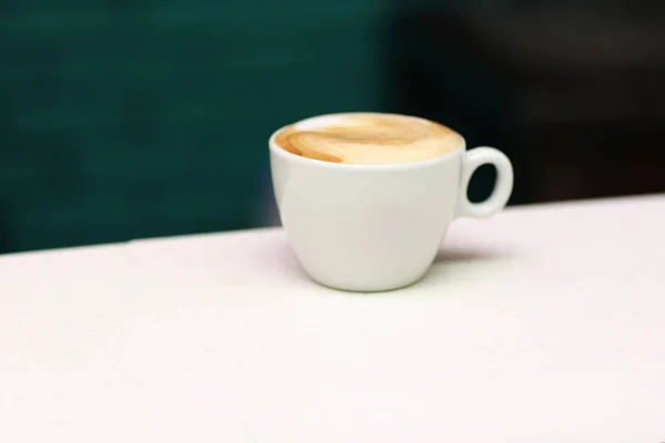 Filiżanka Kawy Białym Stole — Zdjęcie stockowe