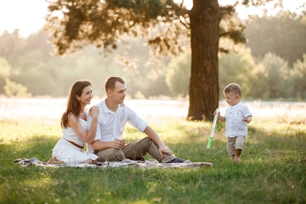 Father Mother Son Park Together Sunny Summer Day Happy Young — Stock Photo, Image