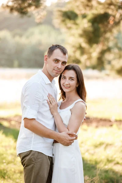 Hermosa Pareja Joven Están Abrazando Parque Verano Hombre Mujer Elegantes —  Fotos de Stock