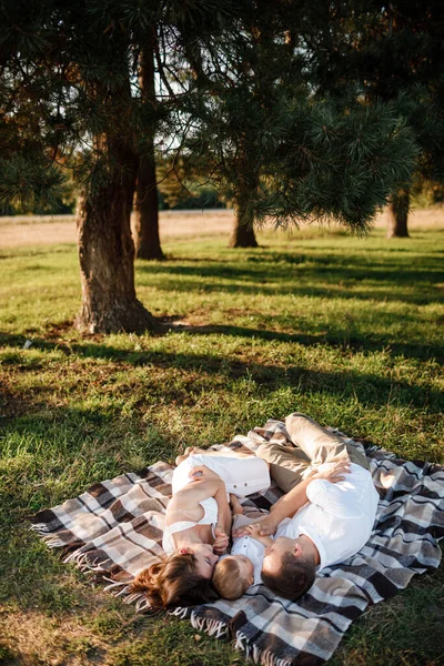 Mamma Pappa Och Lille Son Ligger Filten Sommarparken Begreppet Sommarsemester — Stockfoto