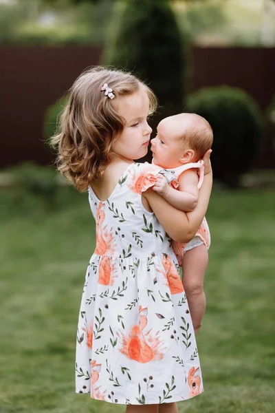 Little Cute Girl Holding Newborn Sister Her Arms Spending Happy — Stock Photo, Image