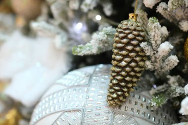 Noel ağacı süslemeleri. Noel ağacında koni. seçici odak