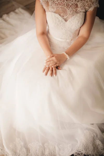 ウェディングドレスに花嫁の手 選択的集中 結婚式の — ストック写真
