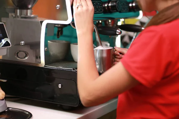 Barista Dziewczyna Przygotowuje Kawę Ekspres Kawy — Zdjęcie stockowe