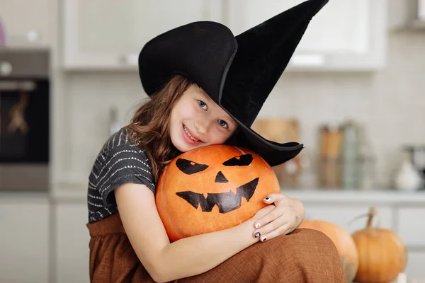 Счастливого Хэллоуина Милая Маленькая Девочка Костюме Ведьмы Вырезанной Тыквой Счастливая — стоковое фото