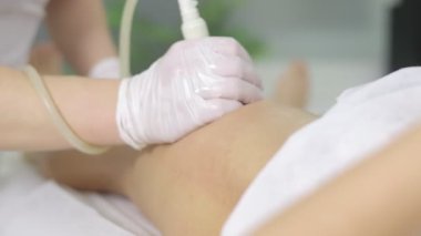 Selülit azaltmak için vakum emme makinesi kullanarak terapiste yakın durun. Deri dokusunu iyileştirmek, lenfatik drenajı canlandırmak ve kan dolaşımını arttırmak için modern, zararsız vücut hatları terapisi.