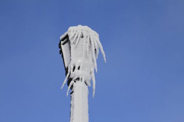 Kış Niagara Nehri üzerinde. Buzla kaplı sokak lambası