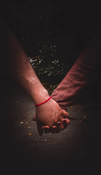 Mãos Segurando Outro — Fotografia de Stock