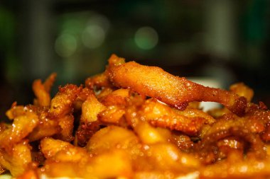 Sıcak ızgara bütün pala biftek ya da etek biftek koyu arka plan üzerinde kalın dilim. Barbekü et yan görünümü Kapat