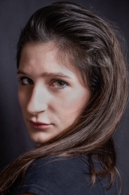 bir genç kadın zekâ karanlık artalanları Studio portresi