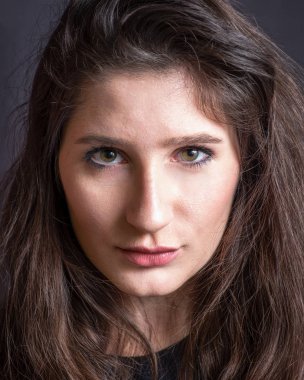 bir genç kadın zekâ karanlık artalanları Studio portresi