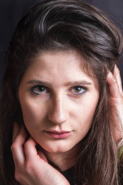 bir genç kadın zekâ karanlık artalanları Studio portresi