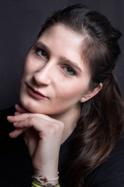 bir genç kadın zekâ karanlık artalanları Studio portresi