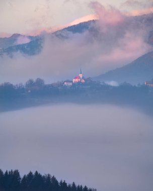 sis tarafından çevrili sunrise Hills Kilisesi