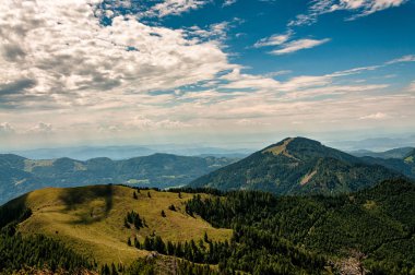 Yeşil tepelerin görünümünü