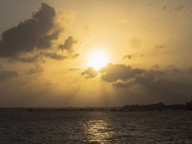 Gün batımı deniz manzarası Tayland 'ın güneyinde altın saat