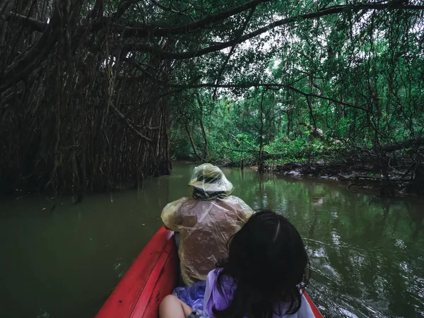 Due Popoli Ware Impermeabile Stanno Giocando Canoa Nella Giungla Serpente — Foto Stock