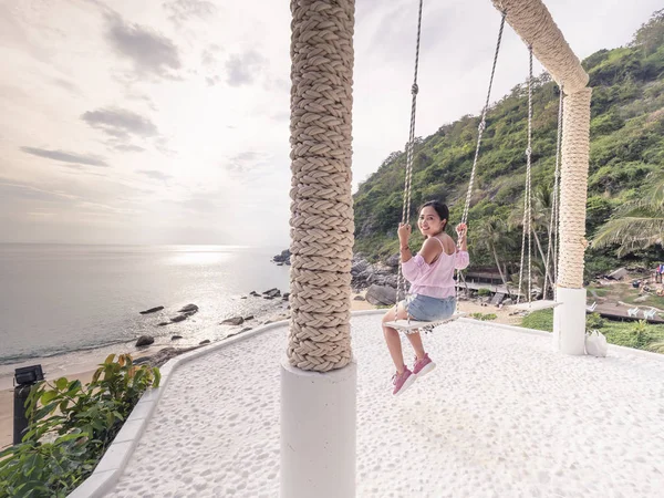 Mulher Relaxante Jogar Swing Com Luz Sol Bela Praia — Fotografia de Stock