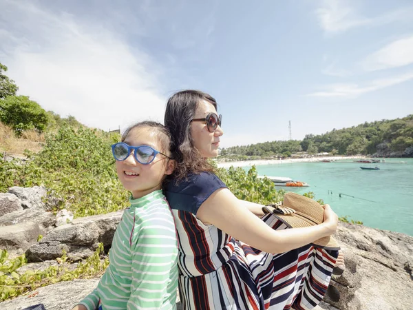 2019 Mother Children Relaxing View Point Raya Island — стоковое фото
