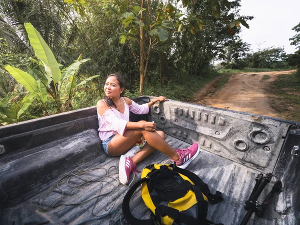 2018年5月6日 一名穿着粉红色衬衫和运动鞋的妇女驾车前往丛林 — 图库照片