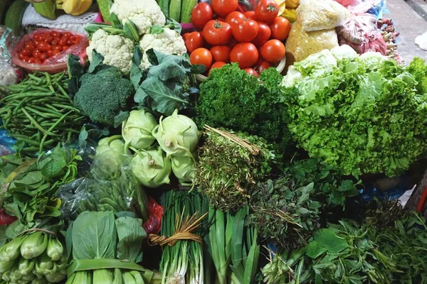 Sıkı bir pazarda Güneydoğu Asya'da sebze ekran paketlenmiş