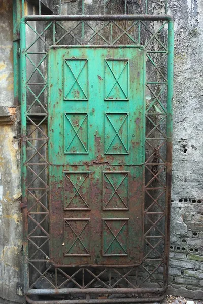 Arrugginito Porta Metallo Verde Incastonato Mattone Crollo Muro Cemento Vietnam — Foto Stock