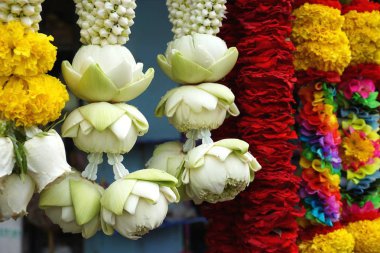 Lotus çiçeği, krizantem ve Bangkok, Tayland için bir Hindu Tapınağı dışında diğer çiçekler ile yapılan renkli çiçek çelenk teklifleri