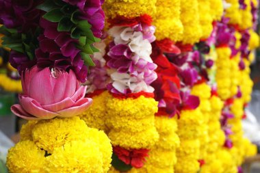 Renkli çiçek çelenk closeup sarı kasımpatı ve pembe ve beyaz lotus yaprakları yapılmış. İçin satış teklifleri Bangkok Tayland bir Hindu Tapınağı yakınındaki açık bir market olarak