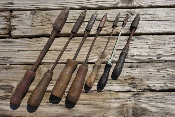 El yapımı antika lehimleme demirleri yıpranmış ahşap plakalar bakır ipuçları ile topluluğu