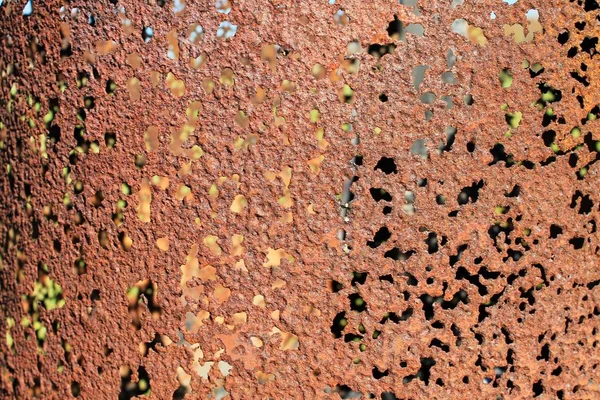 Paslı metal açık havada bir güneşli gün yatay arka plan doku üzerinde delik ile çekirdeksiz