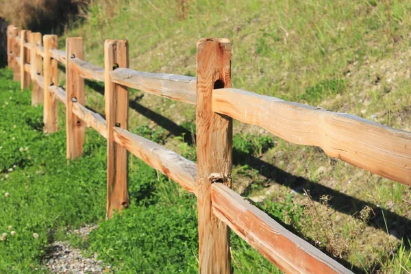 Vue Long Une Clôture Bois Rail Divisé Côté Une Colline Photos De Stock Libres De Droits