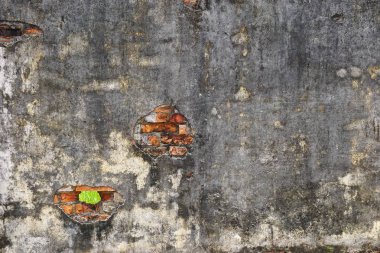 Funky kirli gri antik alçı sıva duvar maruz tuğla ve delik Hue, Vietnam soyut yatay arka planda net üzerinden